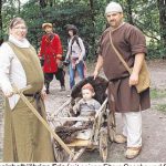 Der eineinhalbjährige Eric (mit seinen Eltern Sascha und Sabine Stoltenberg aus Brunsbüttel) ist schon ein echter Wikinger. Foto: Helga Böwadt