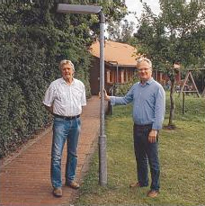 Bürgermeister Werner Asmus (links) und sein Stellvertreter Andreas Pauckert freuen sich über die Umrüstung der Straßenbeleuchtung auf moderne LED-Technik. Foto: R.M. Werner