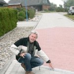 Bürgermeister Werner Asmus an der gepflasterten Straße "Sommers Barg". Foto: weiner