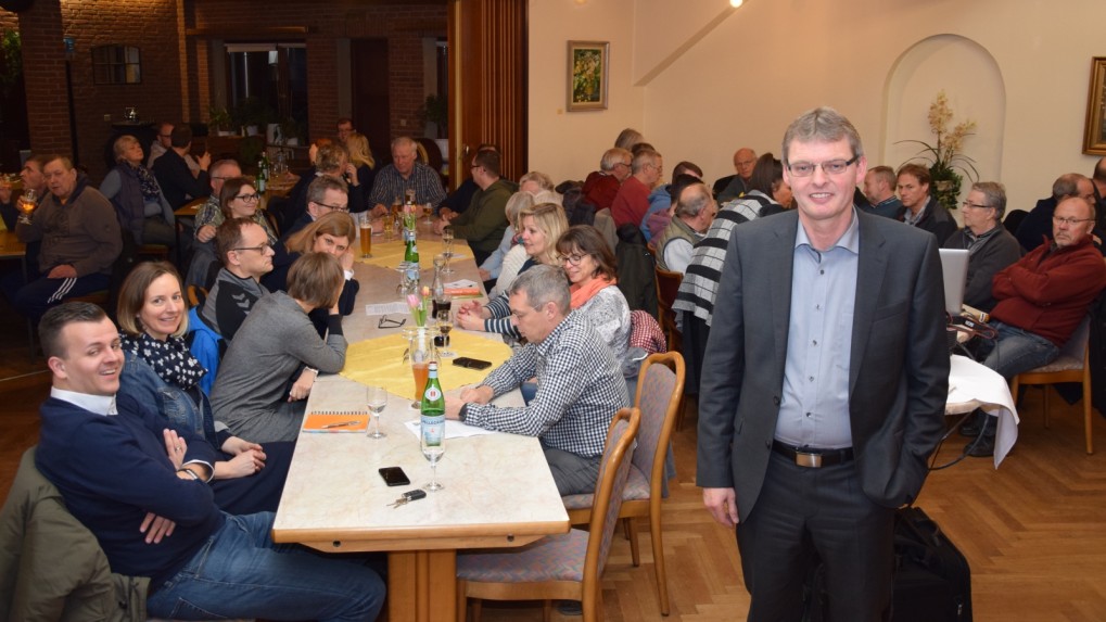 Rund 100 Einwohner konnte Wallsbülls Bürgermeister Arno Asmus (r.) zur ersten Einwohnerversammlung begrüßen. - Foto: Reinhard Friedrichsen
