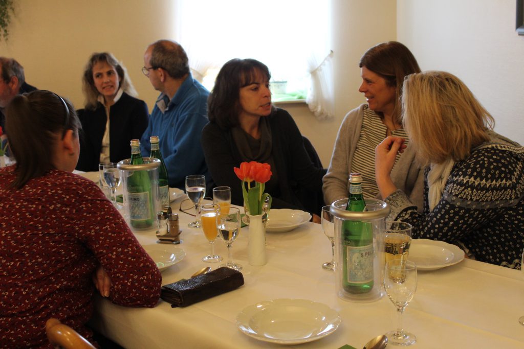 Angeregte Gespräche beim Neujahrsempfang - Foto: Helga Böwadt