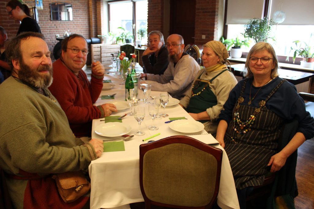 Die "Wikinger" von Valsgaard standesgemäß gewandet - Foto: Helga Böwadt