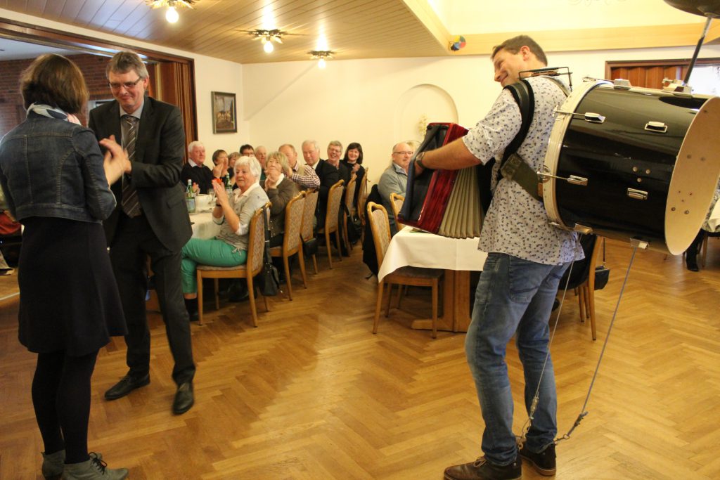Bürgermeister Arnos Asmus mit Hilke Wagner beim Walzer- Foto: Helga Böwadt